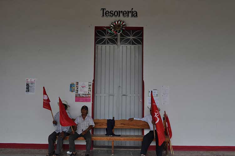 Antorchistas toman presidencia de San Jerónimo Xayacatlán