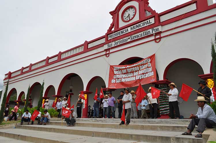 Antorchistas toman presidencia de San Jerónimo Xayacatlán