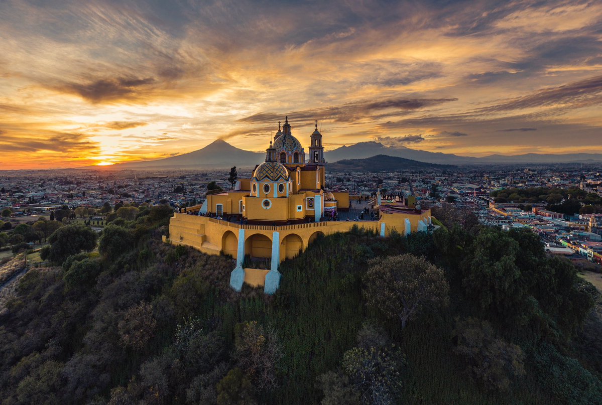 Le cae rayo y cierran Iglesia de los Remedios en Cholula