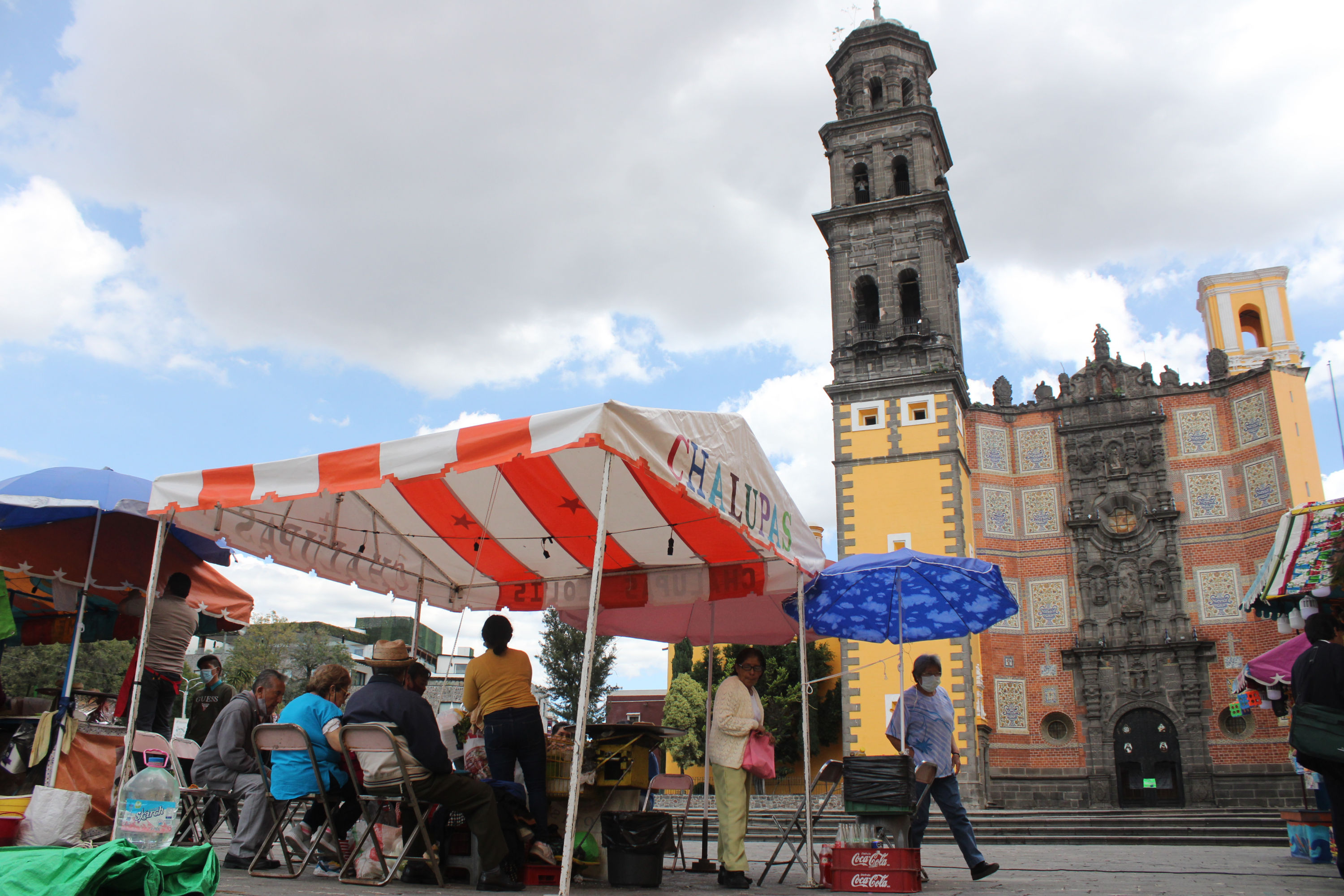 Ayuntamiento de Puebla autoriza venta de artículos de temporada afuera de iglesias
