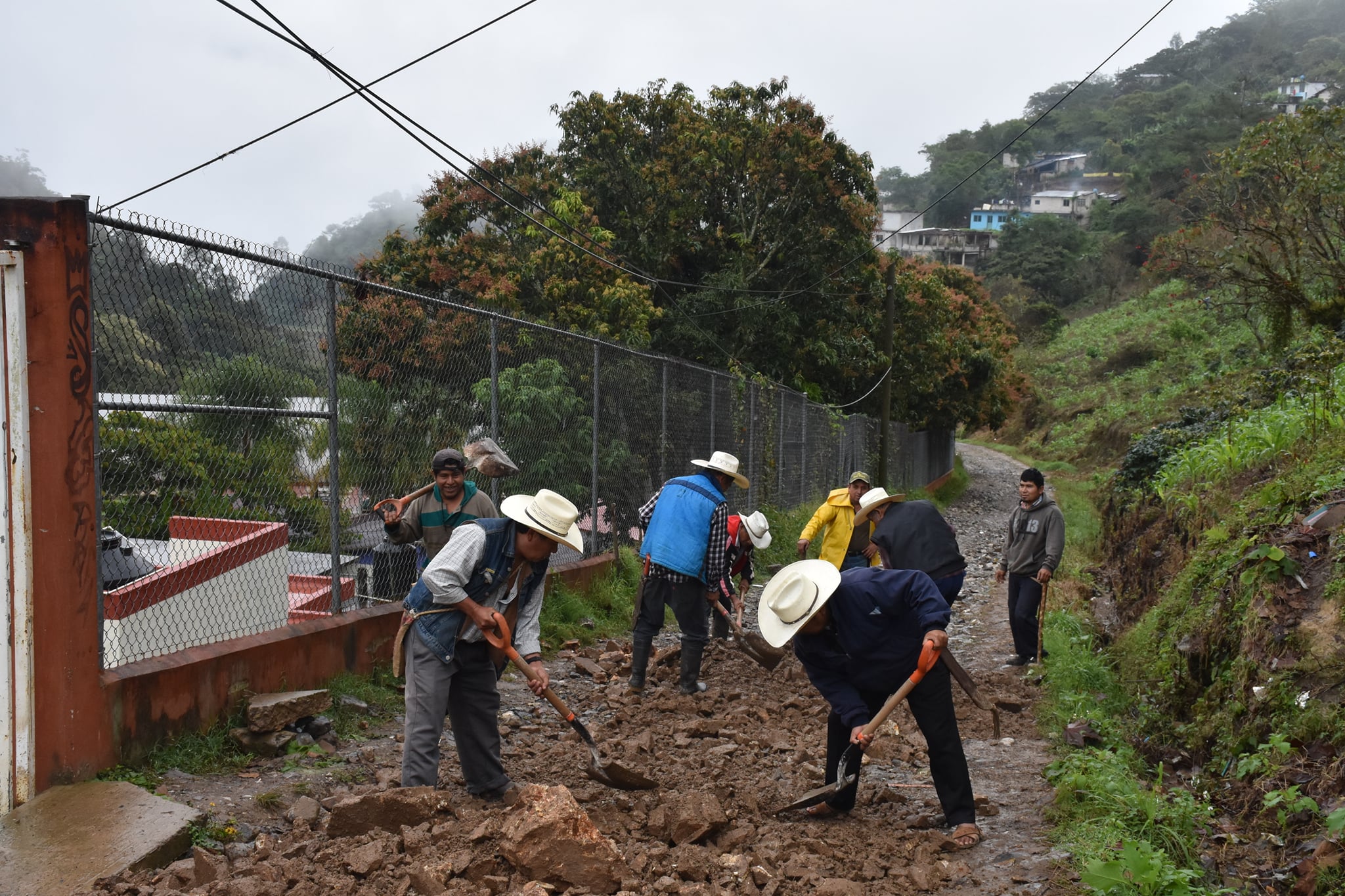 Rehabilitan calle de acceso a primaria en Huitzilan