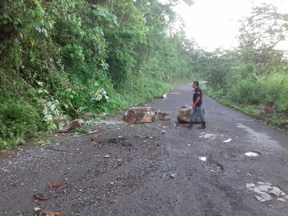 Lluvias provocan deslizamientos y derrumbes en Xicotepec