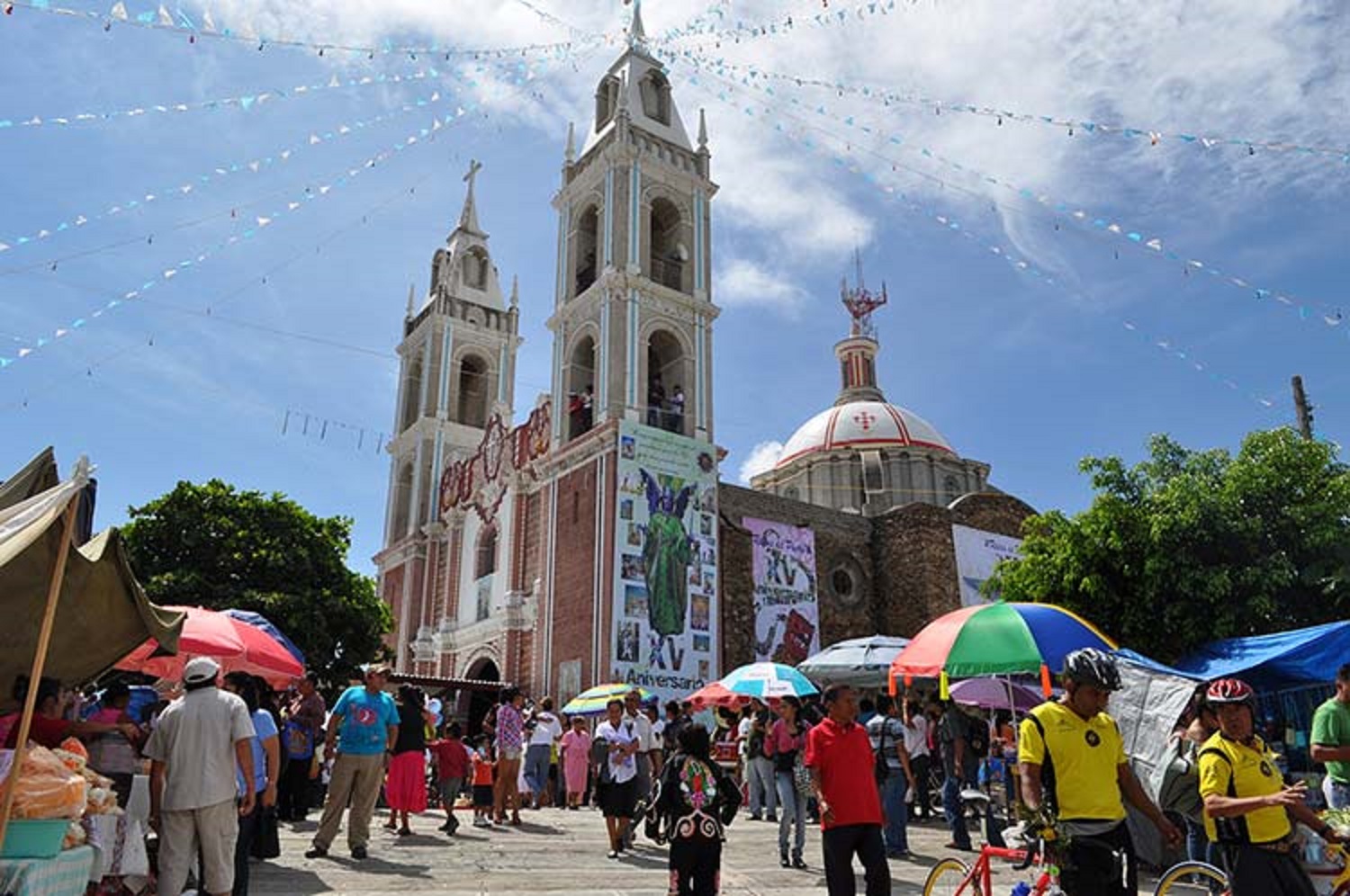 Tecuanes invaden Acatlán para celebrar a San Rafael Arcángel