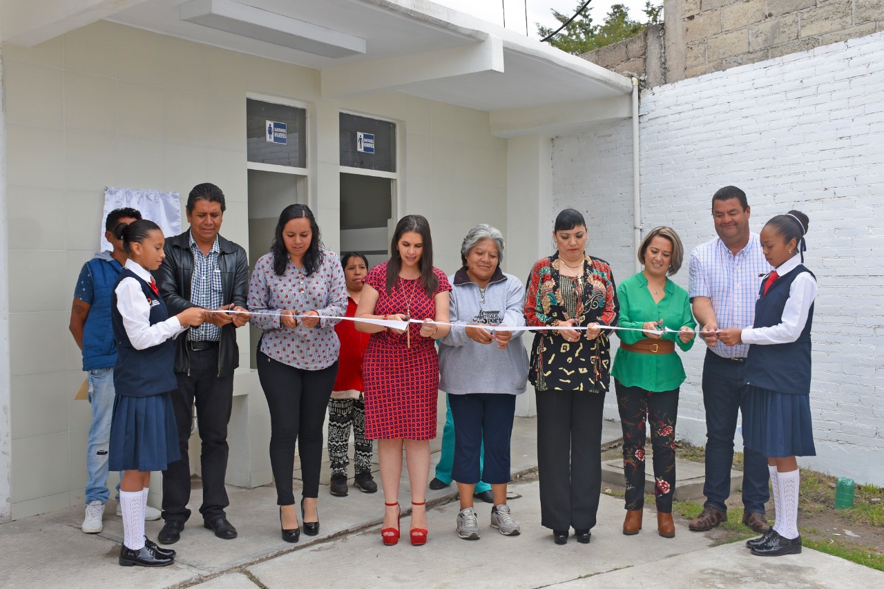 Inaugura Norma Layón sanitarios en primaria