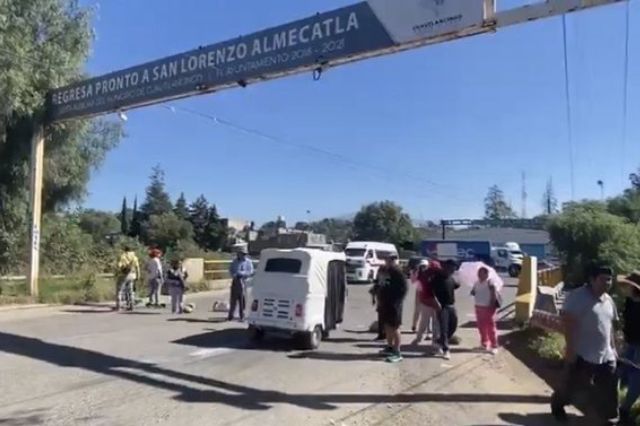 En Almecatla cierran presidencia auxiliar y bloquean carreteras por falta de agua