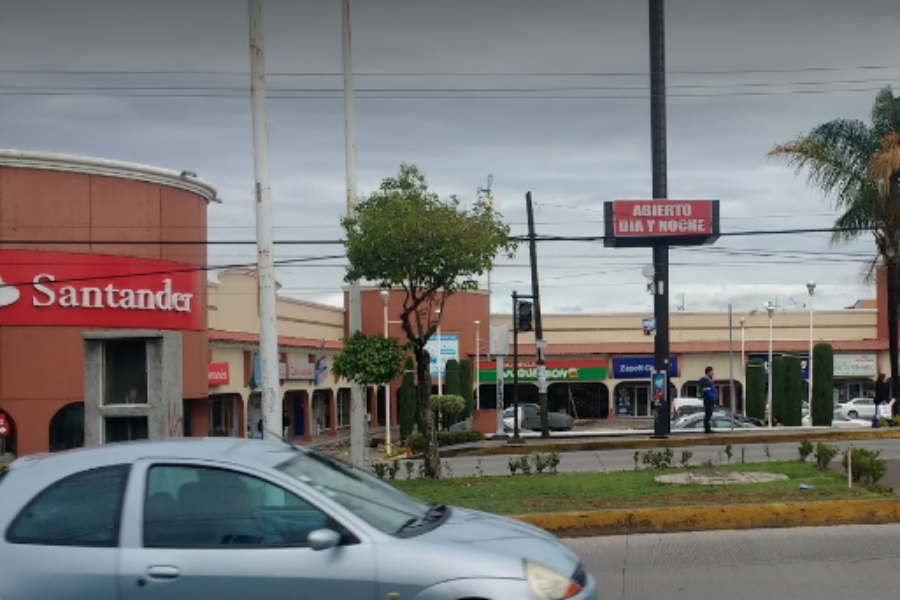 Tras cristalazo, vigilante frustra robo en la Plaza Tolín de Puebla