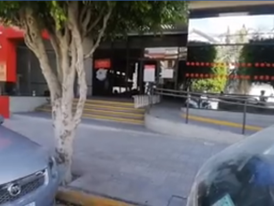 Abren boquete y roban 30 millones del Banco Santander del centro de Tehuacán