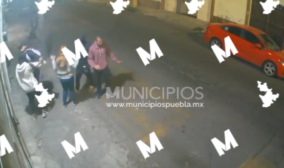VIDEO Encapuchados asaltan a estudiantes en barrio de Santiago