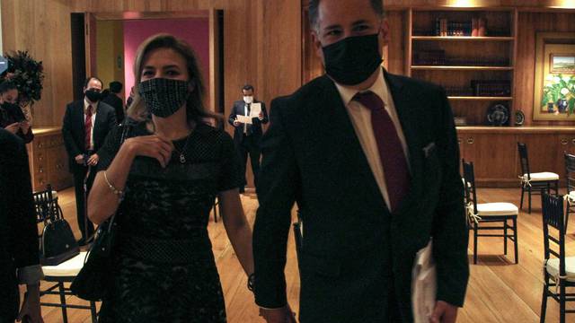 Tras escándalo por su boda, Santiago Nieto renuncia a la UIF