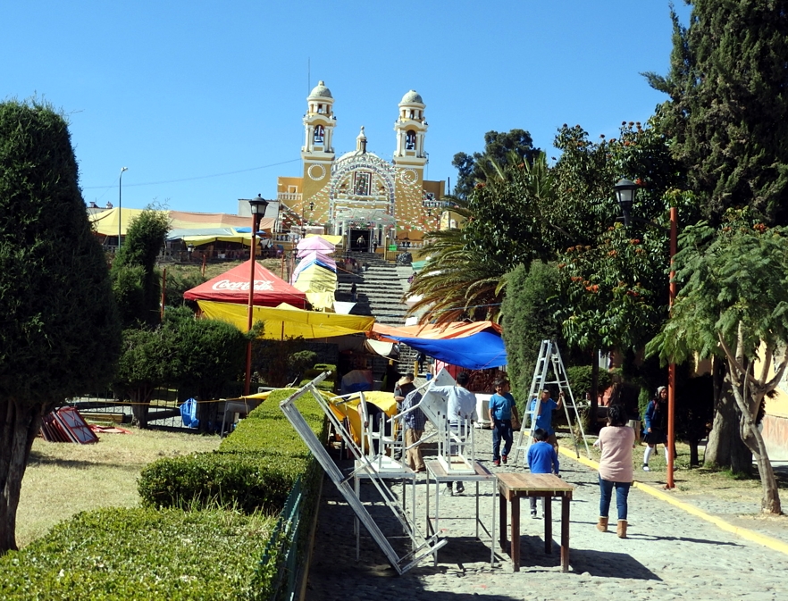 Cientos acuden al cerrito de Guadalupe en Cholula y festejan a la Virgen Morena