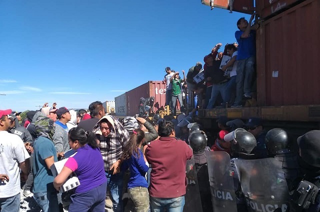 Pobladores rebasan a policías y saquean tren en Cañada Morelos