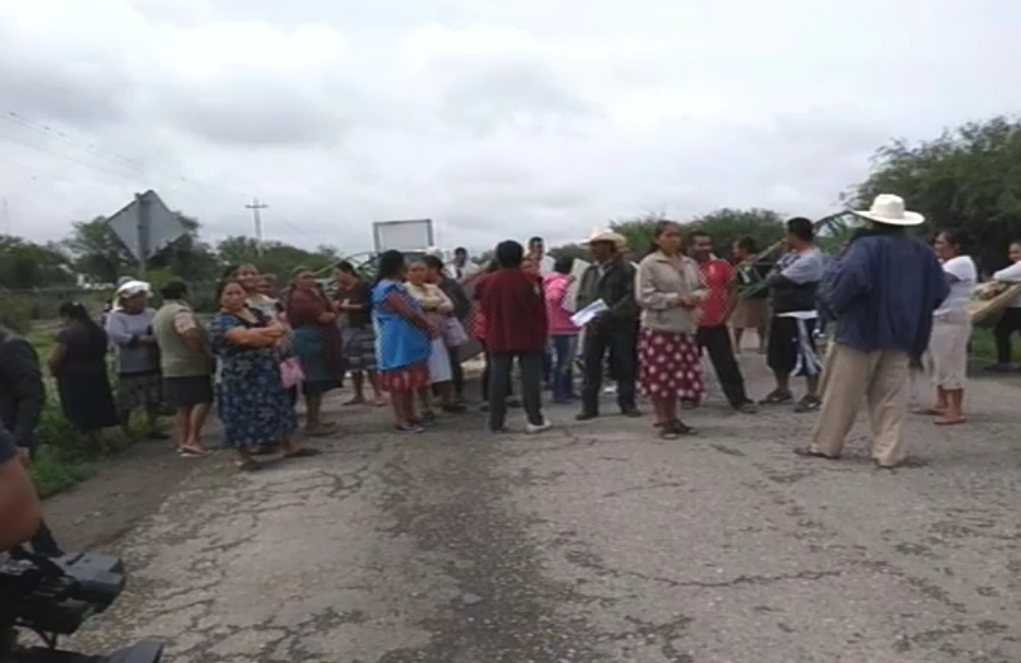 Por obra de mala calidad, bloquean carretera estatal en Tehuacán