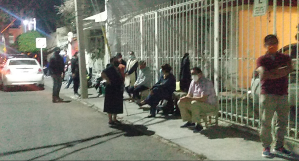 Hacen fila toda la noche en Tehuacán para registro de vacuna anticovid