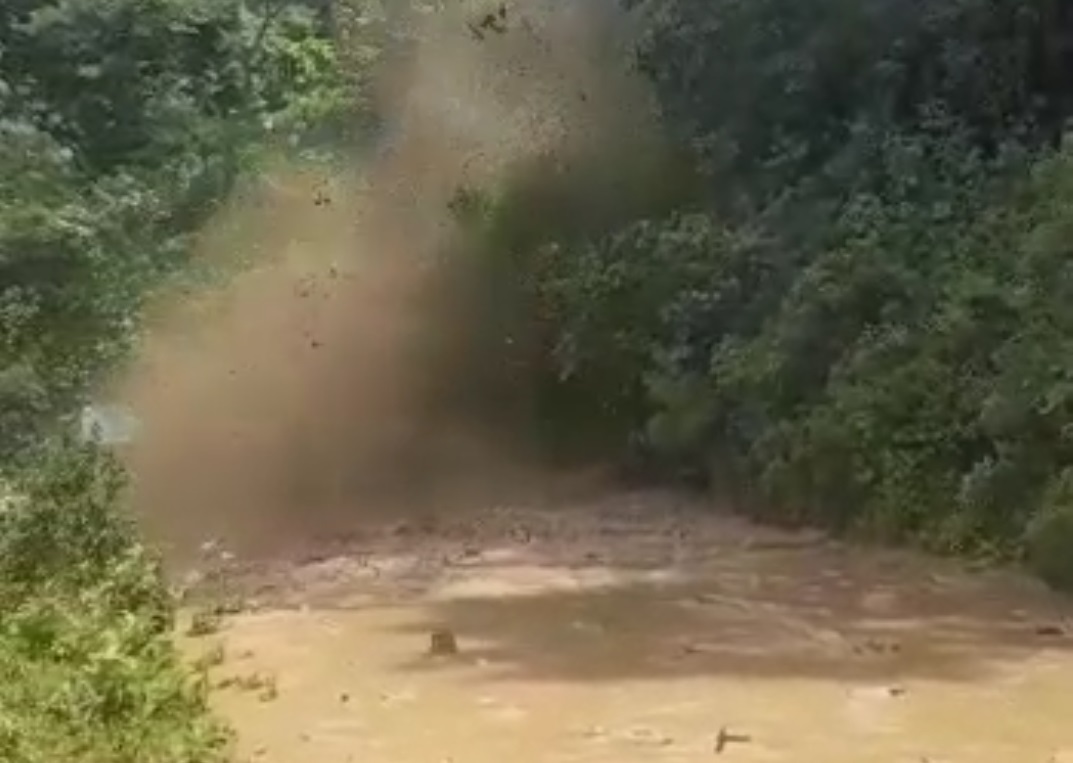 VIDEO Deslave de cerro asusta a pobladores de la Sierra Negra