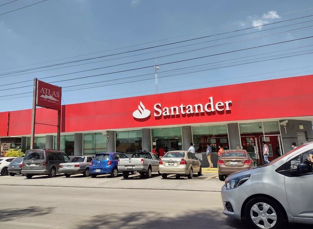 Asalta a cajero del Santander de Plaza San Pedro y huye caminando
