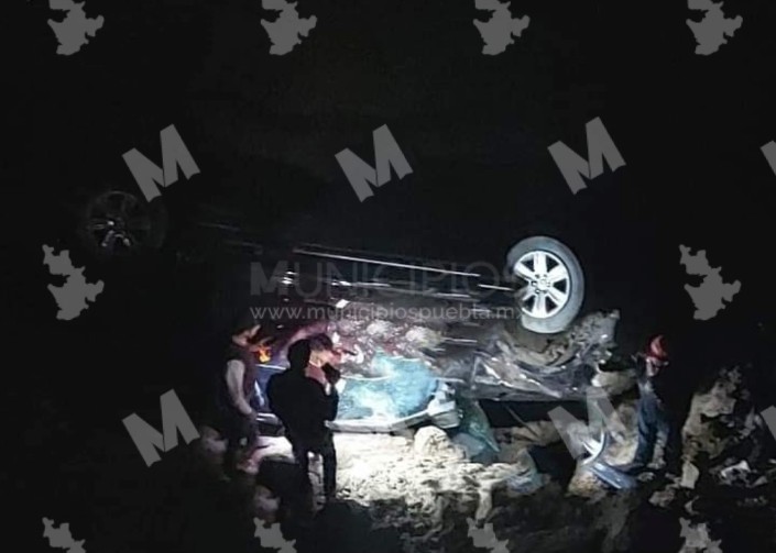 Volcadura de automóvil deja lesionada a familia en Ixtacamaxtitlán 