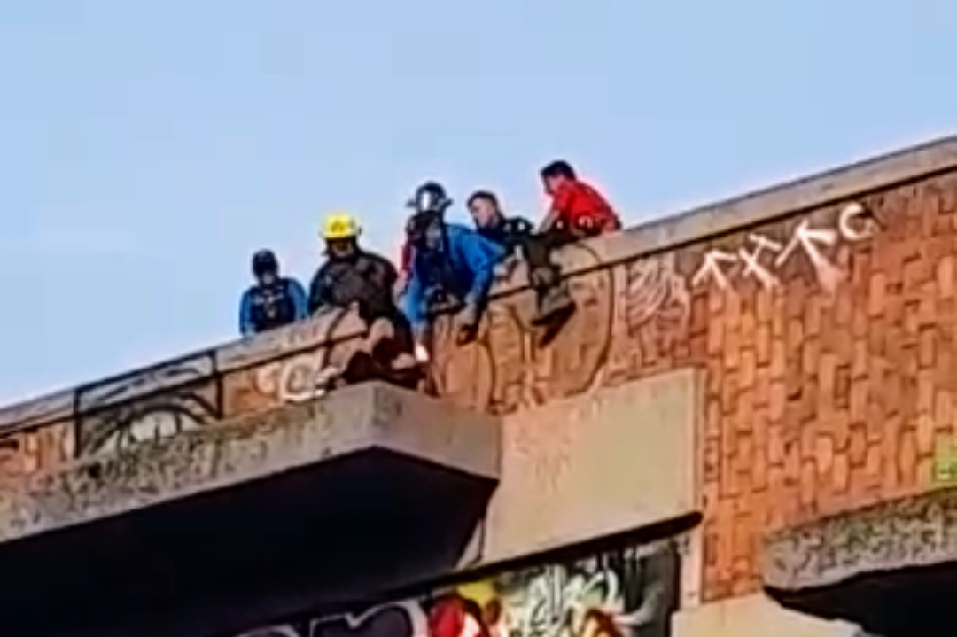 VIDEO Salvan a adolescente, intentó lanzarse de edificio abandonado de Puebla