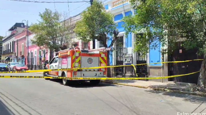 Se desploma techo en casona del centro; hay dos mujeres heridas