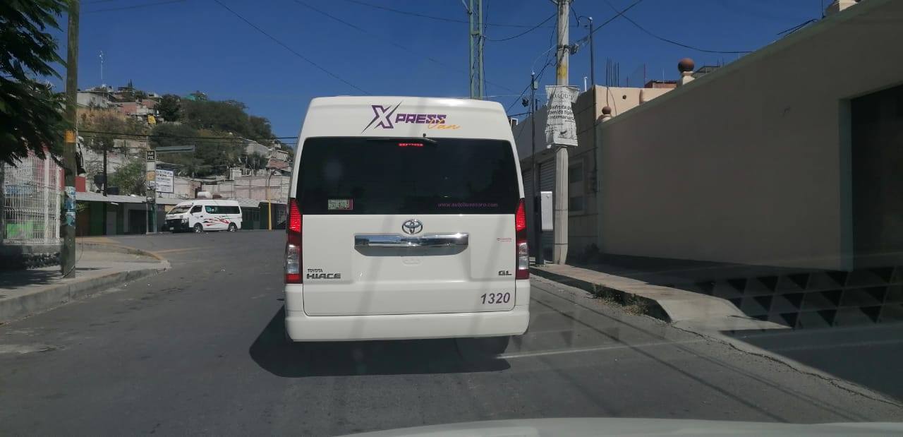 Denuncian que SCT en Izúcar solapa a combis del transporte sin placas 