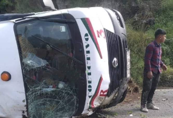 Combi se vuelca en carretera a Chignautla