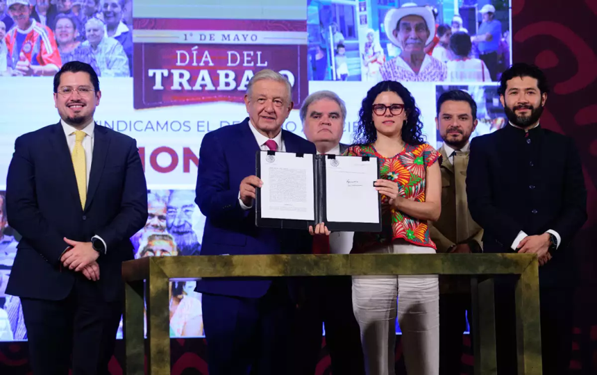 Firma López Obrador decreto para crear el Fondo de Pensiones para el Bienestar
