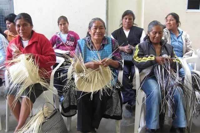Busca Secretaría de Cultura evitar plagios de diseños de artesanías poblanas