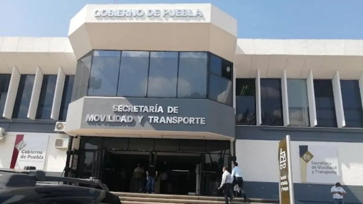 Detienen a Ángel Sierra, miembro de la 28 de Octubre, afuera de la Secretaría de Movilidad y Transporte 