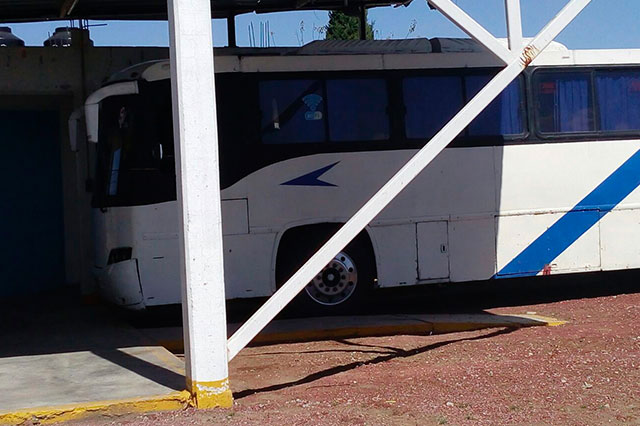 Comando asalta autobús y se lleva a adolescente en Serdán 