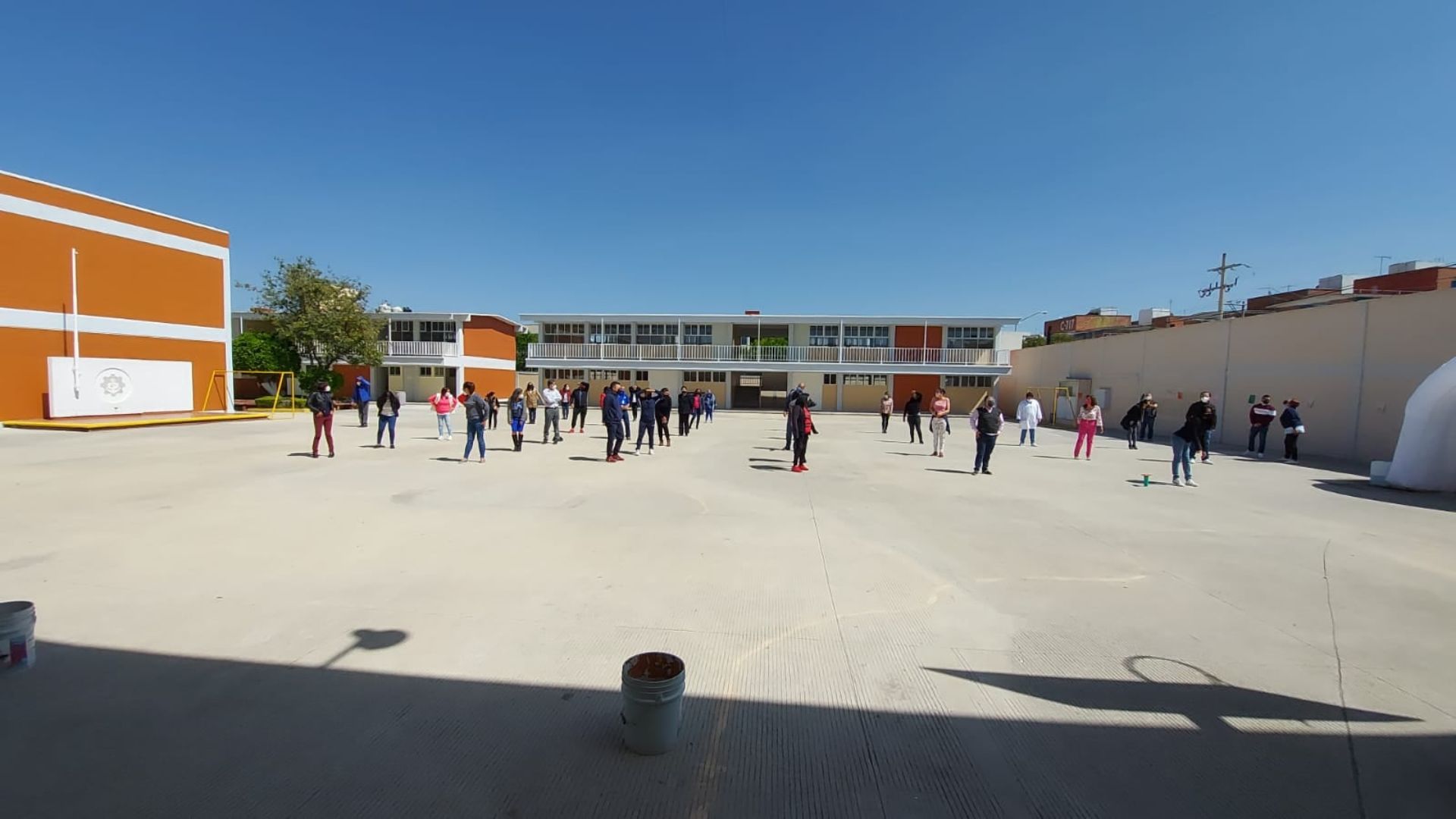 Padres de familia se movilizan por presunto maltrato en la Secundaria Técnica 80