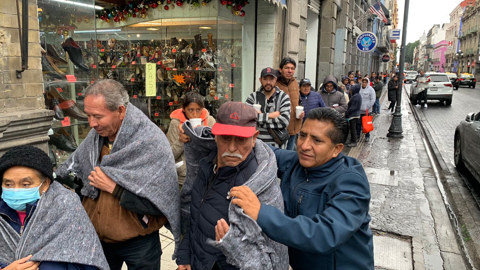 Sedif entrega cobertores a abuelitos en sede de Bienestar