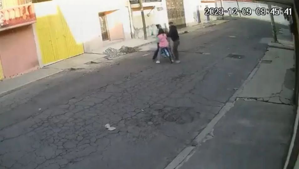 VIDEO Madre salva a su hija de un ataque en Ecatepec