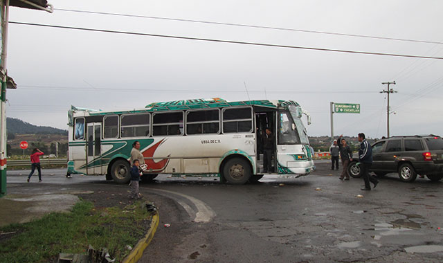 Toman autobuses para que heridos en México-Tuxpan sean indemnizados