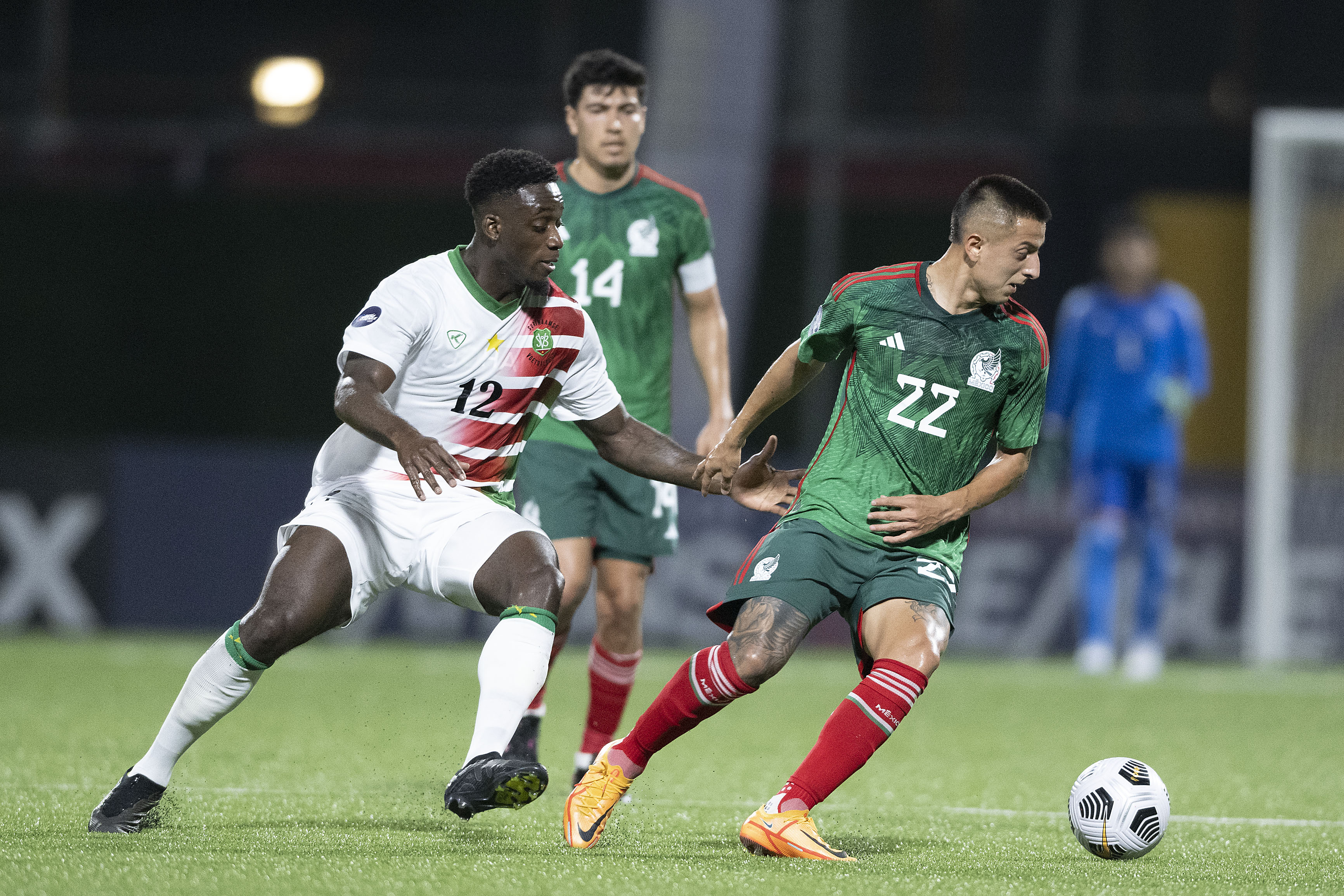 En debut de Diego Cocca, México vence 2-0 a Surinam