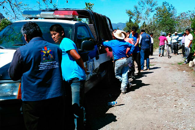 Habitantes reparan suministro eléctrico en Huauchinango