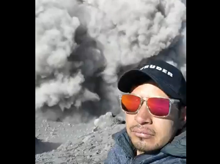 VIDEO Alpinistas se toman selfie junto a fumarola del Popocatépetl