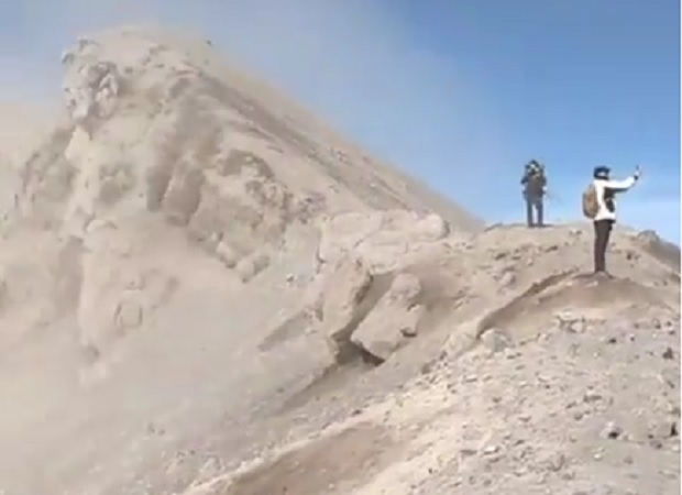 Indaga Sedena a escaladores del Popo por presumir insignias militares