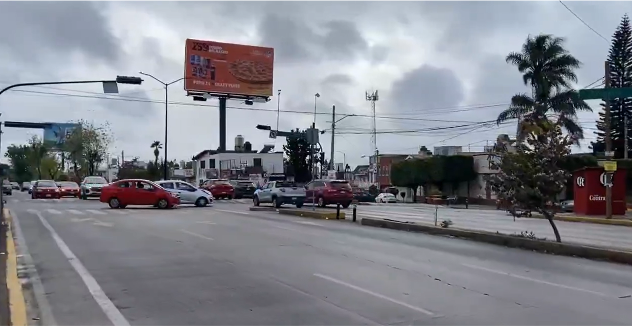 VIDEO No sirve semáforo en la Esteban de Antuñano y 17 Poniente