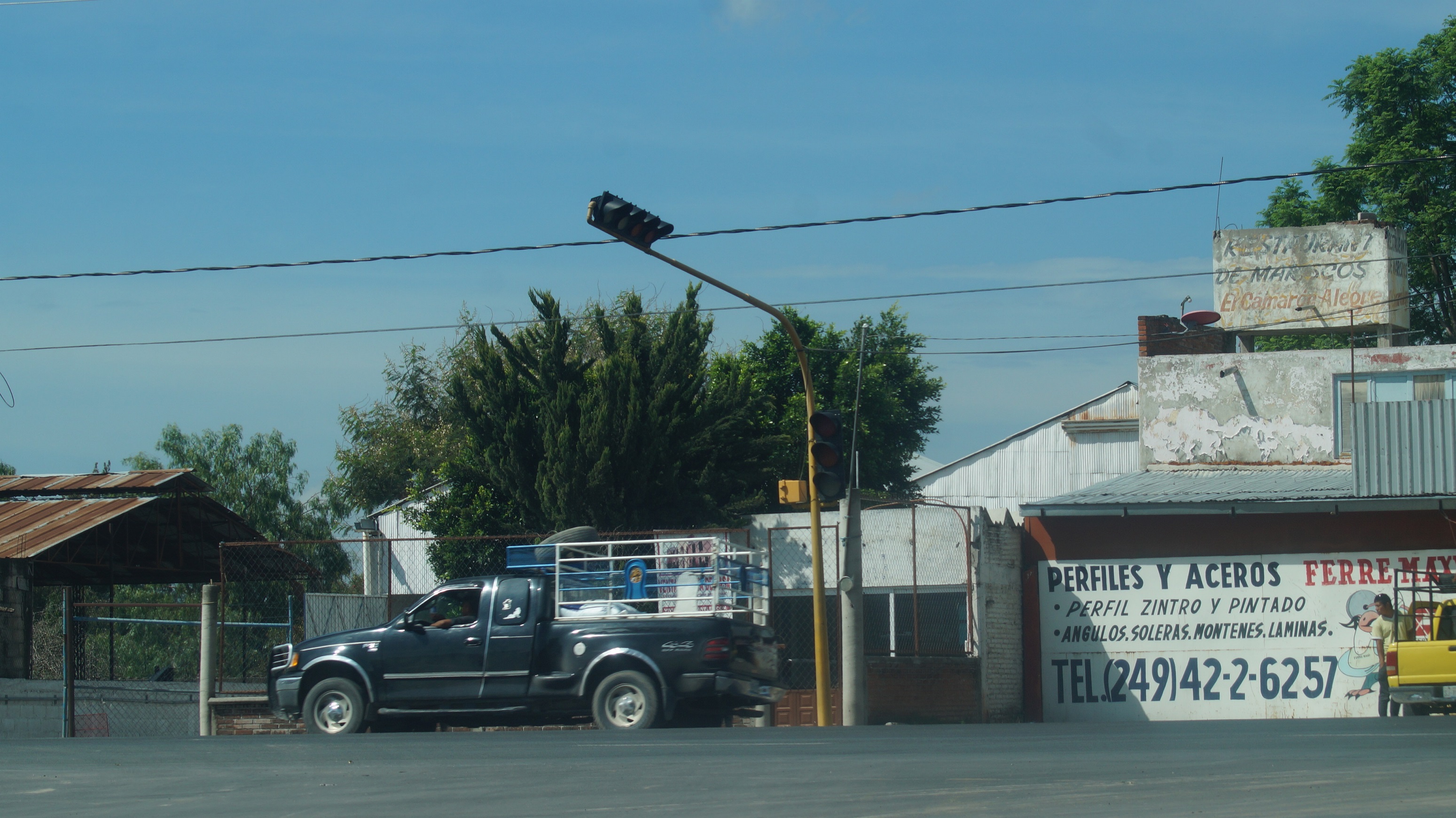 Semáforos no funcionan en Tecamachalco, vecinos piden solución