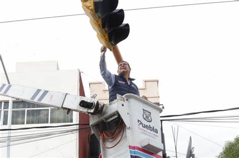 Ayuntamiento comienza con el retiro de semáforos en Avenida Circunvalación