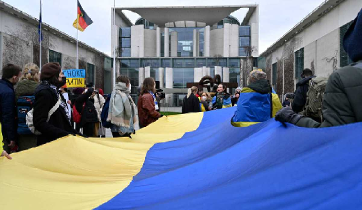 700 detenidos en Rusia tras protestas contra invasión en Ucrania