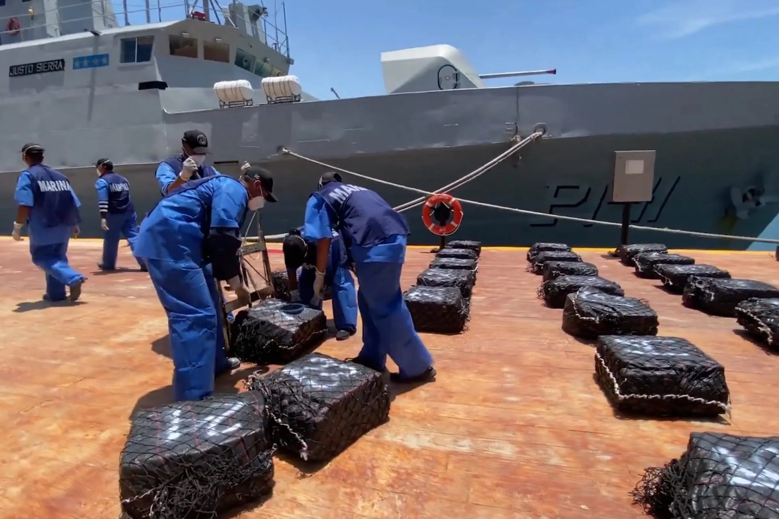 VIDEO Marina de México asegura 103 costales de cocaína