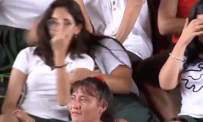 VIDEO Estudiante hace seña obscena a AMLO