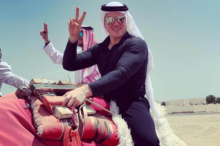 Desde Qatar, Senador presume viaje y compara gasolina