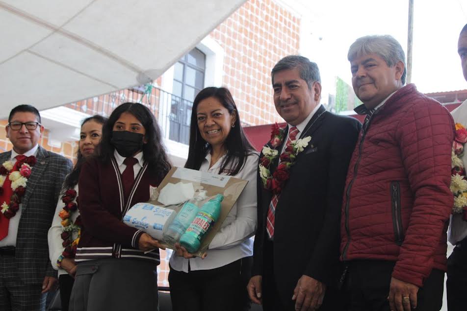 SEP entrega en Atlixco material de higiene a escuelas de la región