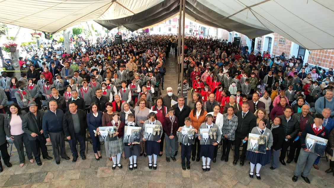 Ayala inaugura aulas y entrega uniformes a estudiantes de Atlixco