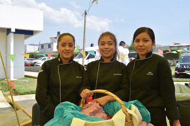 Universitarios promueven gastronomía de la Sierra Norte de Puebla