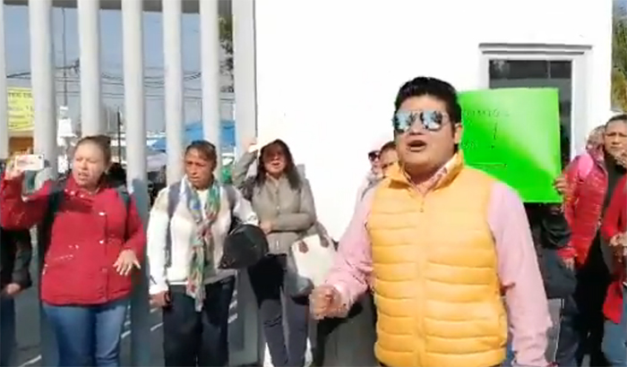 Maestros toman la SEP Puebla; les adeudan 3 meses de salario
