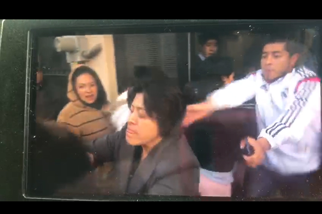 VIDEO: Separa la SEP a #Ladydirectora por agredir reporteros