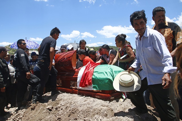 Envuelto en una bandera mexicana despiden al edil de Huehuetlán El Grande