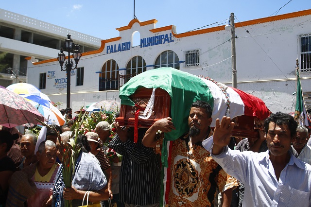 Envuelto en una bandera mexicana despiden al edil de Huehuetlán El Grande